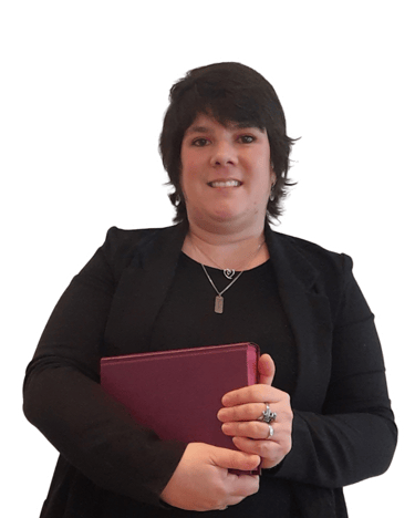 Wendy Baqué qui sourit et tient un livre rose.