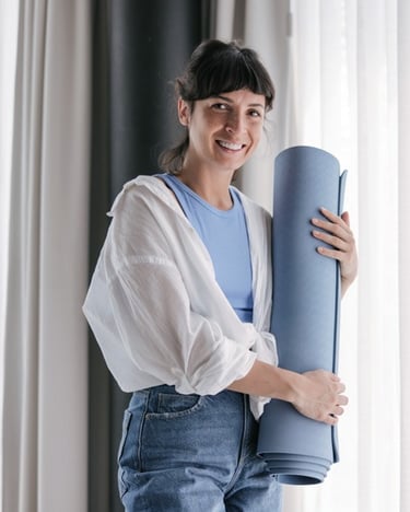 Profesora de yoga trabajando su posicionamiento en redes sociales