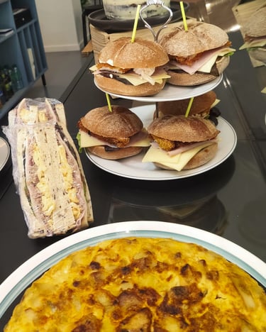 Un mostrador con tortilla, sandwich y bocadillo sin gluten