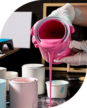 une personne verse de la peinture rose dans un saut à peinture