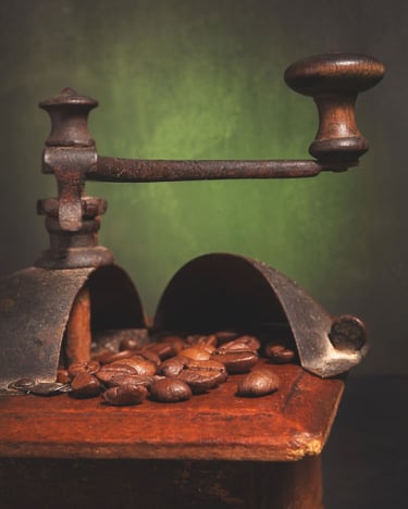 Grains de café sur moulin ancien