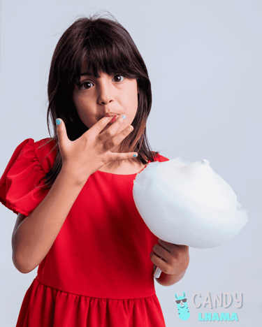Menina com vestido vermelho segurando algodão-doce branco fofo em fundo neutro