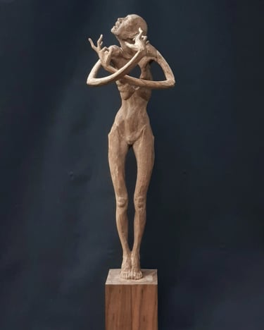 Verlust, Geschnitzte Holzskulptur einer schlanken menschlichen Figur mit ausdrucksstarken Händen.