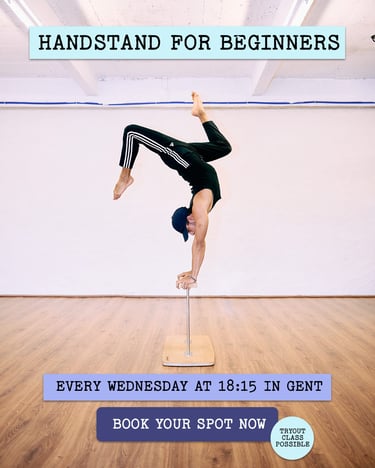 handstand leerkracht die een handstand doet op canes om zijn handstand les voor beginners adverteert