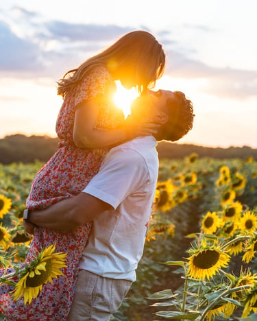 Séance photo couple dans un champs de tournesol au coucher du soleil (golden hour) à Toulouse