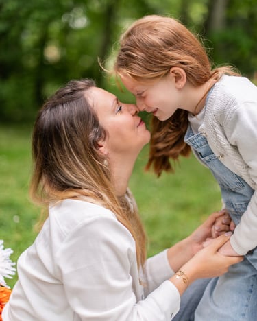 séance photo fête des mères, maman et sa fille en photo avec décor champêtre à toulouse