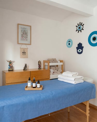 Sala de masajes en Oaxaca de Juárez con camilla de tratamiento, toallas y aceites esenciales