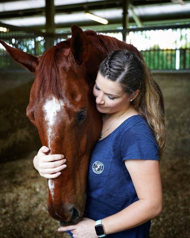 Die Ponytante kuschelt mit ihrem Pferd