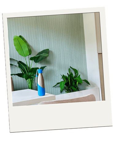 smart water bottle, liquisip bottle in a cafe, slope liquisip smart bottle