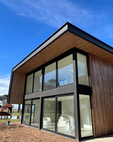Casa moderna en Steel Framing con grandes ventanales y aislación térmica de alta eficiencia.