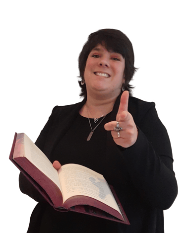 Wendy Baqué - Chroniqueuse littéraire, montre quelque chose devant elle, avec le sourire.