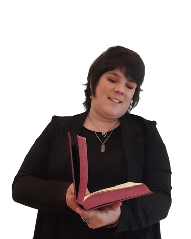 Wendy Baqué - Chroniqueuse littéraire en trazin de lire un livre rose.