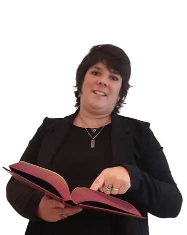 Wendy Baqué - Chroniqueuse littéraire, qui montre quelque chose dans un livre rose. 