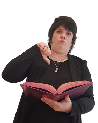 Wendy Baqué - Chroniqueuse littéraire, un livre rose dans les mains, le pouce baissé.