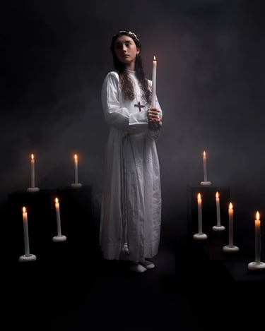 lumbres-saint-omer communion-studio-magique-avec-bougie-fumée-sur-fond-noir-florent-studio-photographenie-boulogne-sur-mer