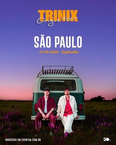 Foto promocional do duo TRINIX. Os produtores Josh Chergui e Loïs Serre com roupas modernas.