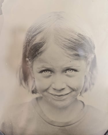 jeune fille souriante posant de face