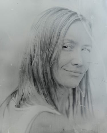 jeune femme blonde souriante de profil