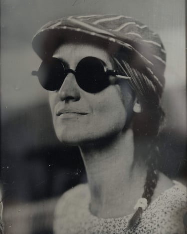 jeune femme blonde souriante posant de 3/4 face avec des lunettes rondes et un béret