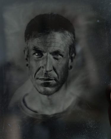 homme posant de face