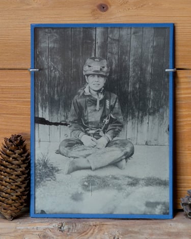 jeune fille habillée en spéléologue posant assise contre une porte