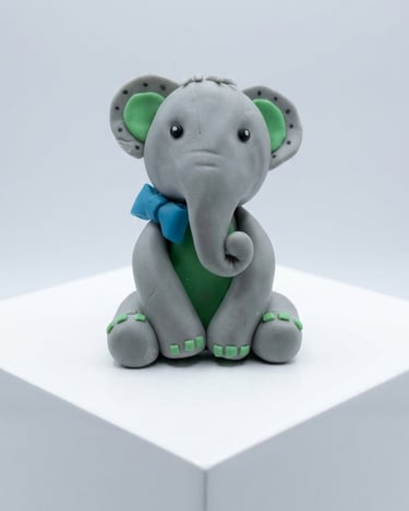 Elefante bebé modelado completamente a mano en fondant por Cocina con Ely, una delicada figura decor