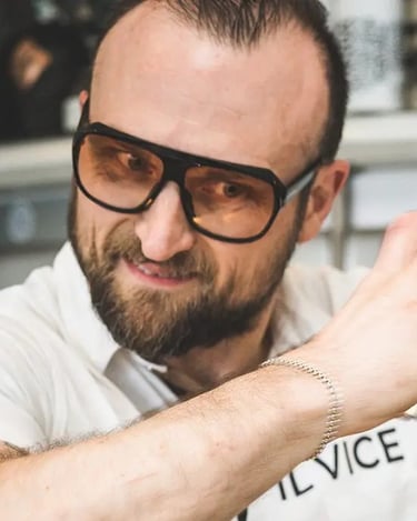 Cliente che utilizza portavino in acciaio inox luxury