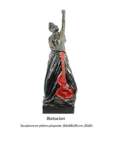 Sculpture de Lode représentant Marianne avec une guitare et le poing levé, intitulée Bataclan