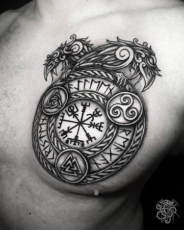 Tatouage viking intégrant un vegvisir, un valknut, un triskel, et un noeud celtique.