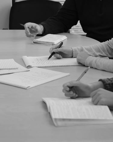 des personnes écrivant sur un bloc note