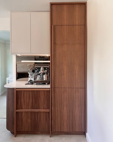 kitchen-with-mirror-backsplash