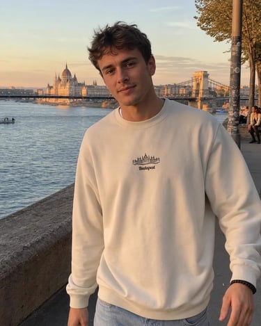 Estudiante Erasmus con sudadera Budapest frente al Parlamento