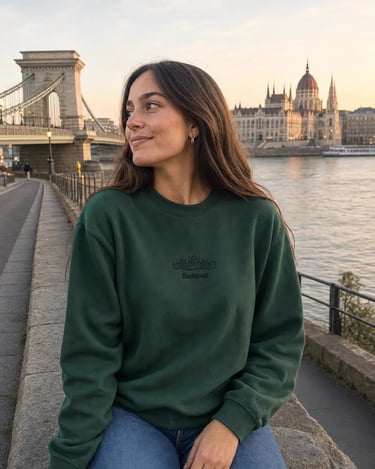 Sudadera Erasmus Budapest verde junto al Danubio