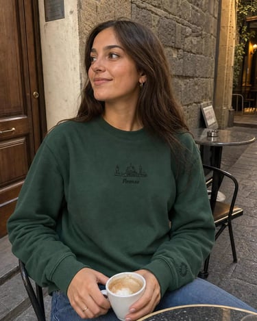 Sudadera Erasmus Firenze verde en café de Florencia