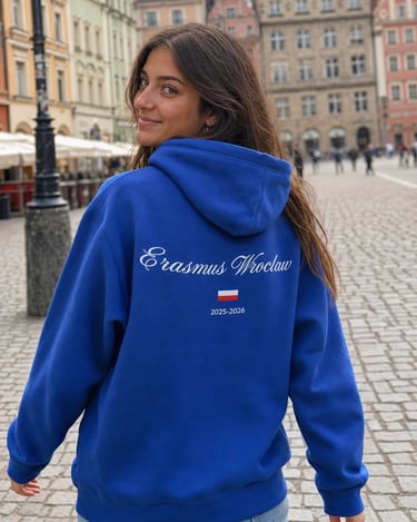 Estudiante Erasmus con sudadera azul Wroclaw en la plaza