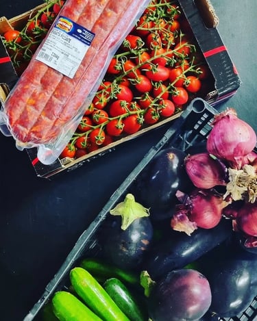 Spianata piccante, tomates cerises datterini, aubergines, oignons rouges, finalmente