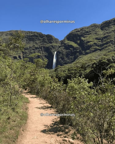 Trilha de acesso com vista para a Cachoeira Casca d’Anta na Serra da Canastra, em MG