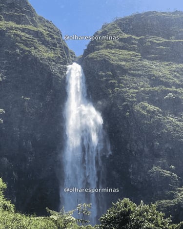 Queda d’água da Cachoeira Casca d’Anta em meio aos paredões rochosos da Serra da Canastra
