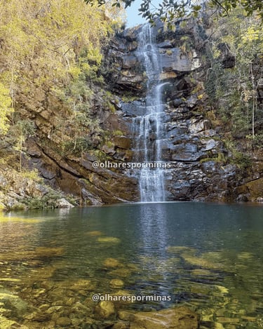 A imponente queda da Cachoeira das Fadas escorrendo pelo paredão em Conselheiro Mata