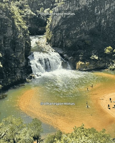Cachoeira do Zé Carlinhos com poço natural, faixa de areia e paredões rochosos na Serra da Canastra