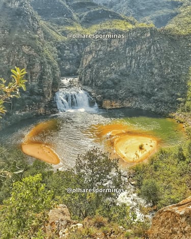 Vista panorâmica da Cachoeira do Zé Carlinhos com poço, bancos de areia e vegetação em MG