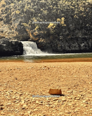 Cachoeira do Zé Carlinhos com queda d’água, poço natural e margem pedregosa na Serra da Canastra