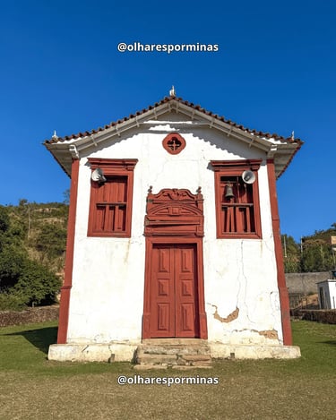 Capela de Nossa Senhora do Rosário em Itapanhoacanga MG, com porta vermelha, janelas antigas