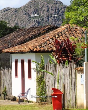 Casa tradicional com telhado colonial e montanhas ao fundo em Chapada, distrito de Ouro Preto MG