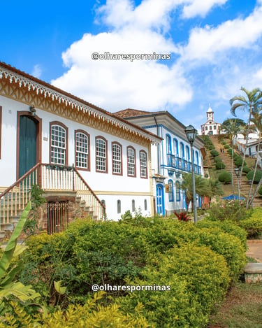 Casarões coloniais e jardins aos pés do escadão da Igreja de Santa Rita, no Serro