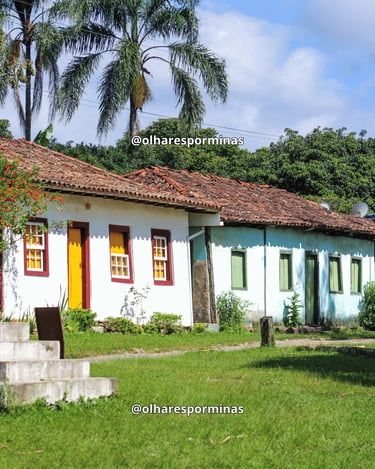 Casas históricas coloridas em Chapada com telhados coloniais e área verde em Ouro Preto MG