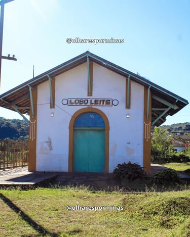 Estação Ferroviária de Lobo Leite com fachada preservada e porta verde em Minas Gerais