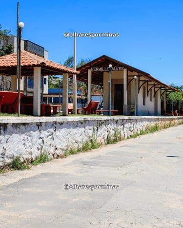 Antiga estação de Hermílio Alves MG com arquitetura ferroviária e largo histórico