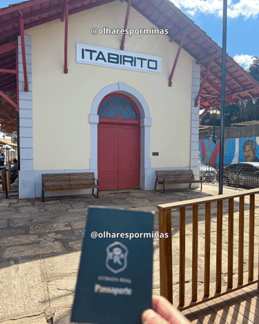 Passaporte da Estrada Real diante da antiga estação ferroviária de Itabirito MG