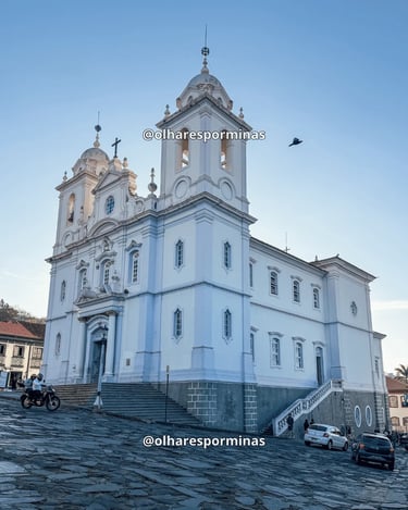 Igreja Matriz de Diamantina, em Minas Gerais, com fachada branca e rua de pedra